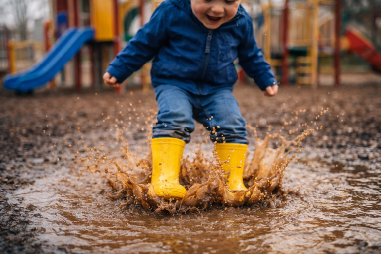 Kalosze i błoto. Najlepsze place zabaw na brudne przedwiośnie